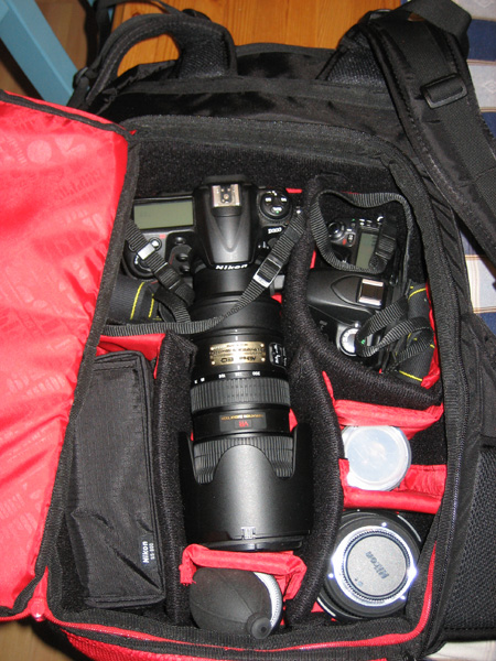 Burton zoom pack 7.jpg - Tavaraa mahtuu pelkastaan kameraosastoon yllattavan hyvin. Nopealla ja ilman suurempia miettimatta laukkuun meni d300 akkukahvalla, Nikkor 70-200 2.8 vr, d80 akkukahvalla, Nikkor 50mm 1.8, Sigma 10-20mm, Nikkor 1.7 telejatke, Nikon sb-800 salama varusteineen, rocket blower ja jäi vielä löysääkin. Selässä tällä kuormalla huomattavasti parempi kuin Lowepron computrekker aw plussa. Loweproohon mahtuu tosin koko kalusto ja tähän ei mutta tämä hankittukin ryynäys, trekkaus, fillari, hiihtokuvaamista varten jolloin kaikkia kamoja ei tarvita matkassa.